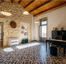  6 bedroom villa with heated pool in Modica, sleeps 18